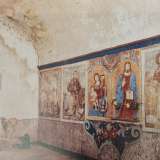 L�aula infatti, nel 1958, fu interamente ritoccata con smalto a tempera da Bartolino Fasano, pittore di Valenzano, il quale riadatt� anche i precedenti affreschi, storpiando le figure originarie. Attorno alle figure religiose furono realizzate delle fasce policrome con fregi e panneggi...(dal libro Bari sotto chiave a cura di N. Lavermicocca)
